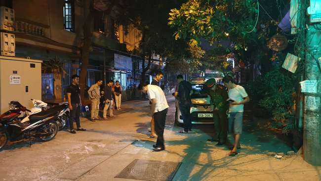 ha noi nguoi dan ke lai giay phut tai xe mazda rut sung ban roi danh va lai xe chen qua nan nhan