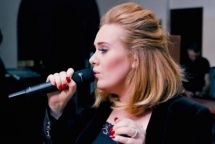 adele lai khien fan dung ngoi khong yen voi when we were young