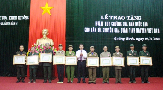 trao tang huan huy chuong cua nuoc chdcnd lao cho can bo chuyen gia quan tinh nguyen viet nam