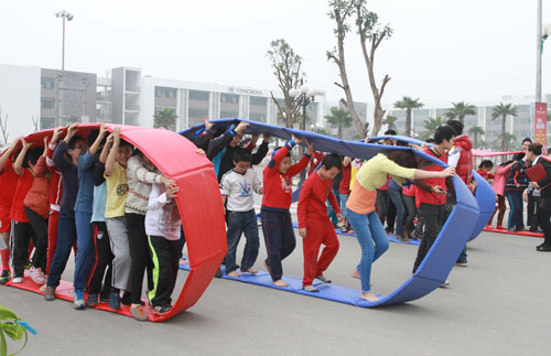 cu dan vin hao huc dem nguoc ngay tray hoi