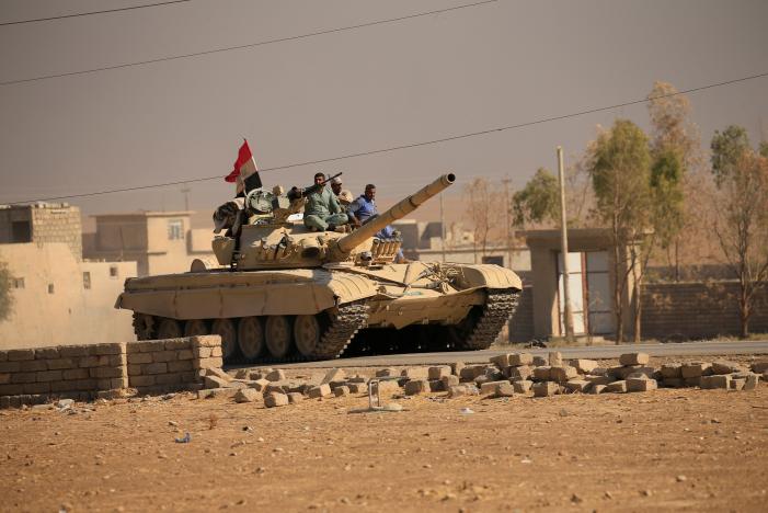 quan doi iraq day lui is tien sat san bay mosul