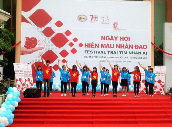 ha noi hon 700 tinh nguyen vien tham gia ngay hoi hien mau nhan dao 2016
