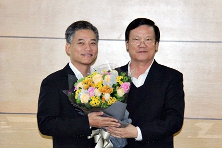 ong don tuan phong duoc giao phu trach dang doan lien hiep cac to chuc huu nghi viet nam