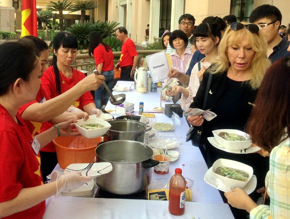 hoi cho tu thien bazaar 2016 gian hang cua dai su quan viet nam tai ai cap thu hut khach