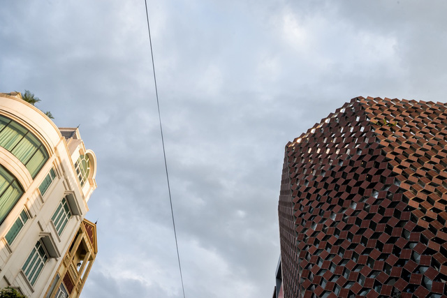 ngoi nha biet tho voi kien truc doc dao o ngoai thanh ha noi khien bao my bat ngo