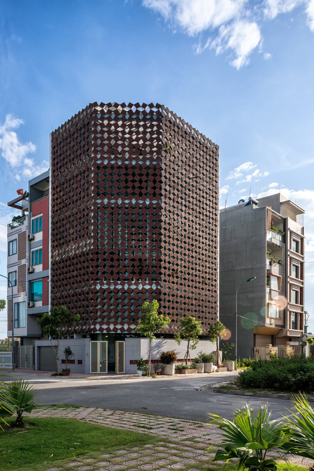 ngoi nha biet tho voi kien truc doc dao o ngoai thanh ha noi khien bao my bat ngo