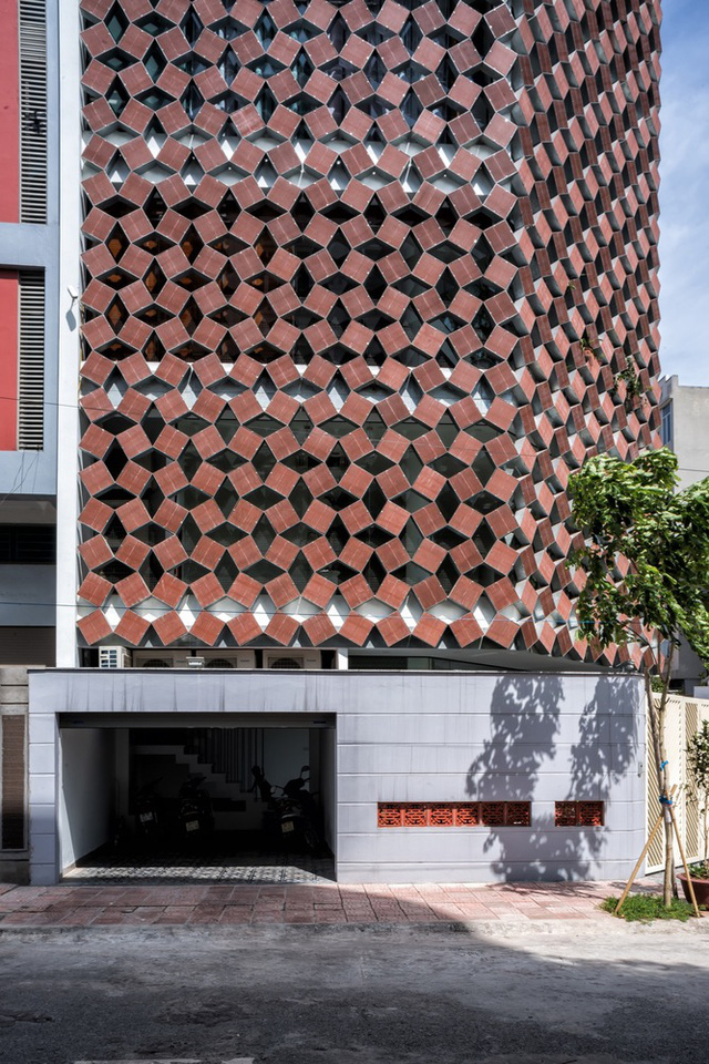 ngoi nha biet tho voi kien truc doc dao o ngoai thanh ha noi khien bao my bat ngo