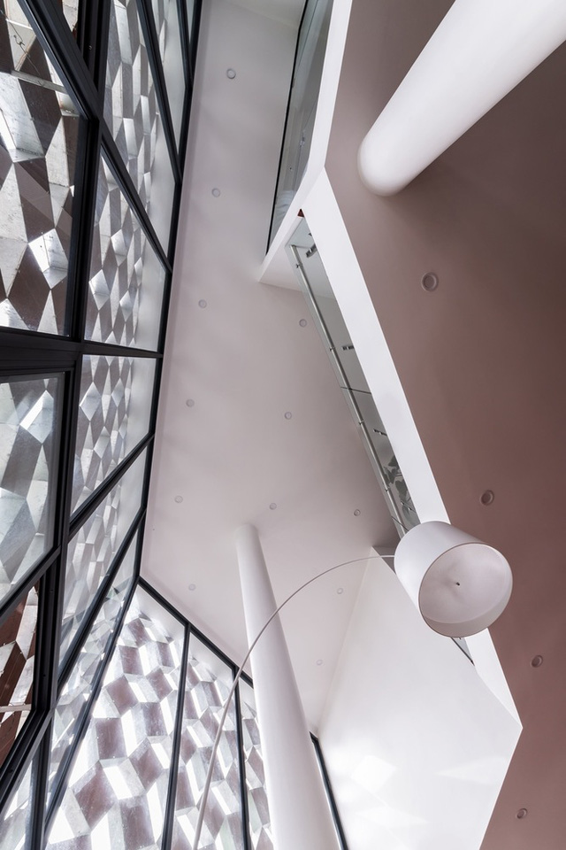 ngoi nha biet tho voi kien truc doc dao o ngoai thanh ha noi khien bao my bat ngo