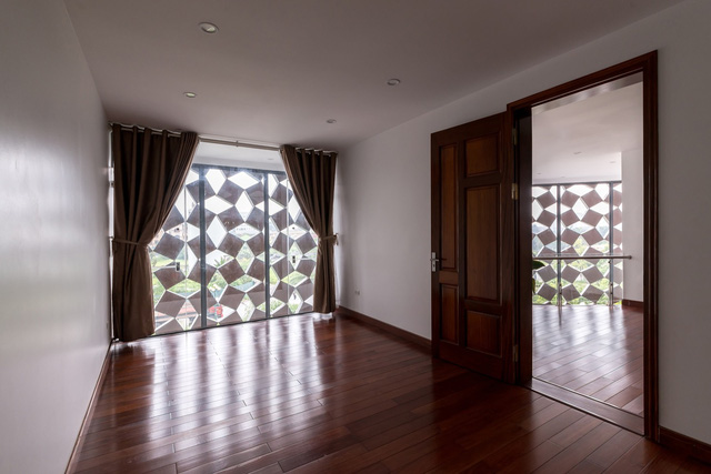 ngoi nha biet tho voi kien truc doc dao o ngoai thanh ha noi khien bao my bat ngo