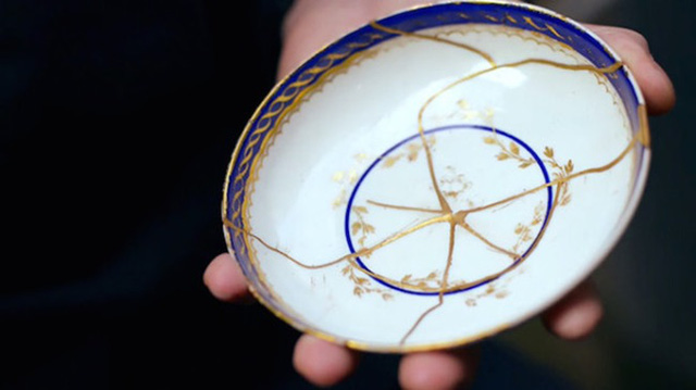 kintsugi thuat phuc che do gom bang vang tai tinh cua nghe nhan nhat ban