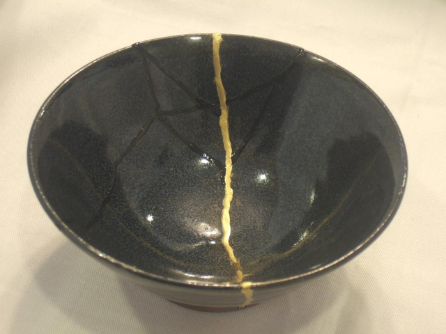 kintsugi thuat phuc che do gom bang vang tai tinh cua nghe nhan nhat ban