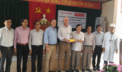 vcf dua thiet bi y te hien dai den nhung vung que quang ngai