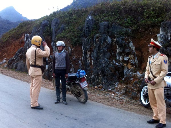 cong an ha giang tich cuc hanh dong vi binh yen tren nhung neo duong