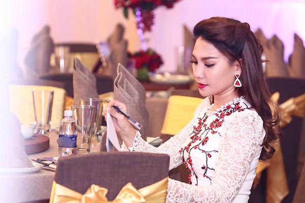 nu mc truyen hinh vinh long co hanh dong gay tranh luan