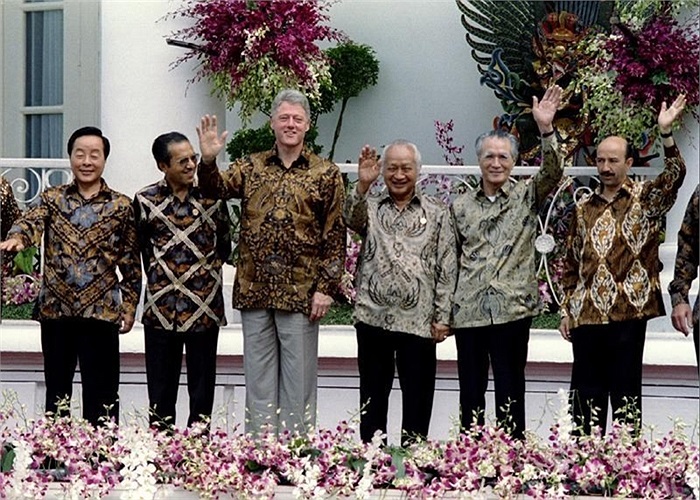 ngam trang phuc doc dao cua cac lanh dao qua cac ky apec