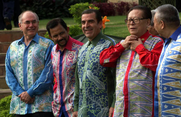 ngam trang phuc doc dao cua cac lanh dao qua cac ky apec