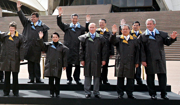 ngam trang phuc doc dao cua cac lanh dao qua cac ky apec