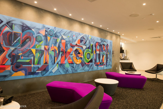 uoc mo cua nhan vien van phong day co phai khong tru so linkedin tri gia 23 ty usd co ca rap chieu phim cho nhan vien