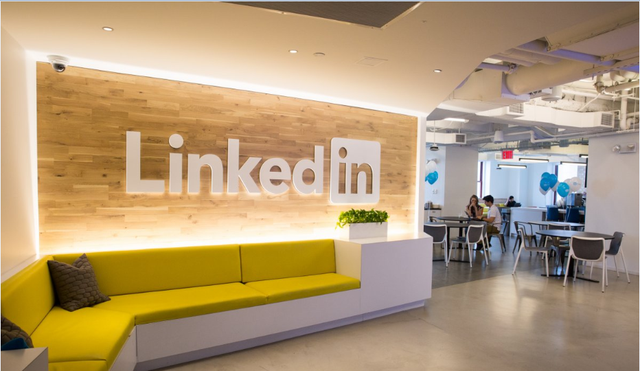 uoc mo cua nhan vien van phong day co phai khong tru so linkedin tri gia 23 ty usd co ca rap chieu phim cho nhan vien