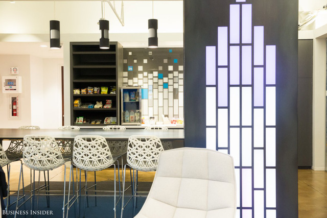 uoc mo cua nhan vien van phong day co phai khong tru so linkedin tri gia 23 ty usd co ca rap chieu phim cho nhan vien