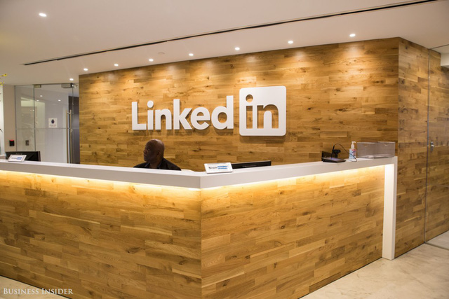 uoc mo cua nhan vien van phong day co phai khong tru so linkedin tri gia 23 ty usd co ca rap chieu phim cho nhan vien