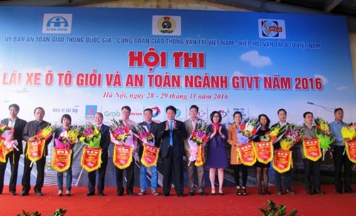khai mac hoi thi lai xe o to gioi va an toan nganh gtvt