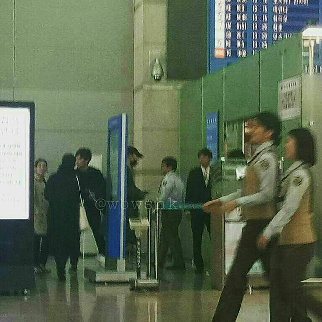 lo hinh anh song joong ki va song hye kyo ra san bay di huong tuan trang mat tai chau au