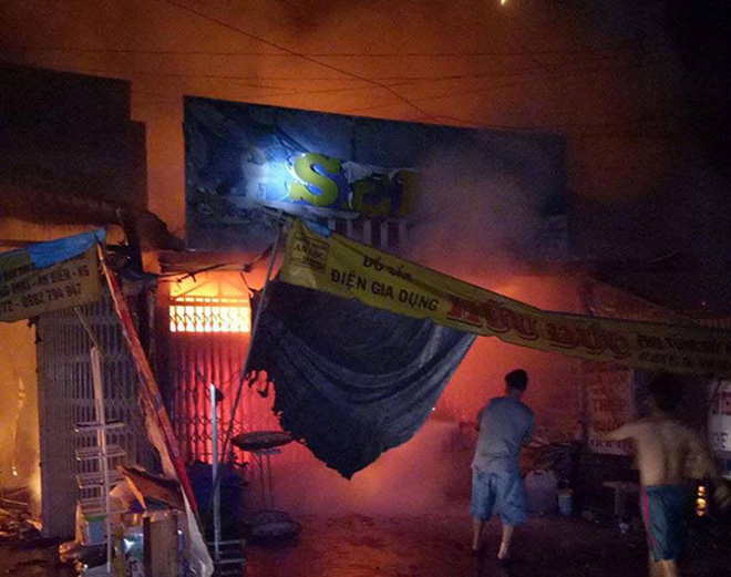 3 ba chau tu vong nhieu can nha bi thieu rui hoan toan sau chay lon trong khu cho cu o kien giang