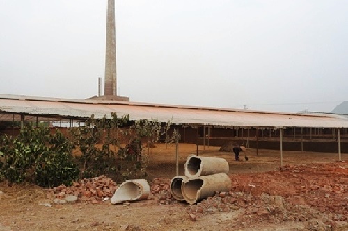 hoa binh bi dinh chi nhieu lan nha may gach khong phep van ngang nhien hoat dong