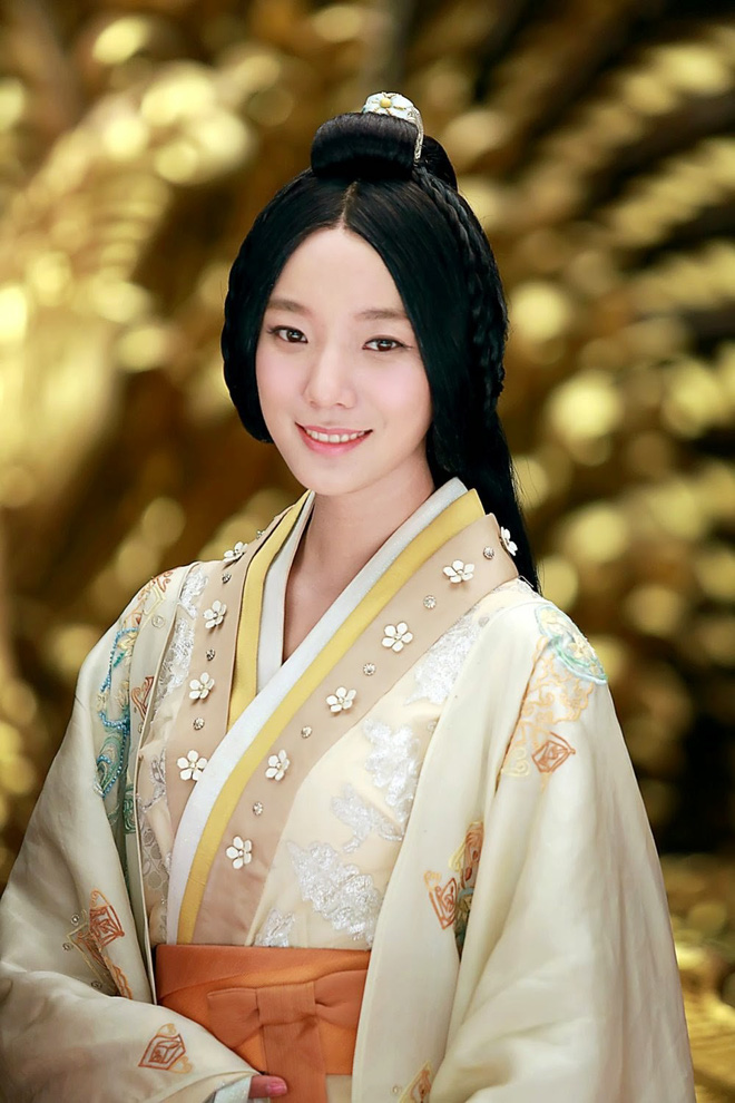 hoang hau ve tu phu xuat than la ca ky len ngoi hau vi bi ham hai khi chet duoc an tang qua loa noi ve duong