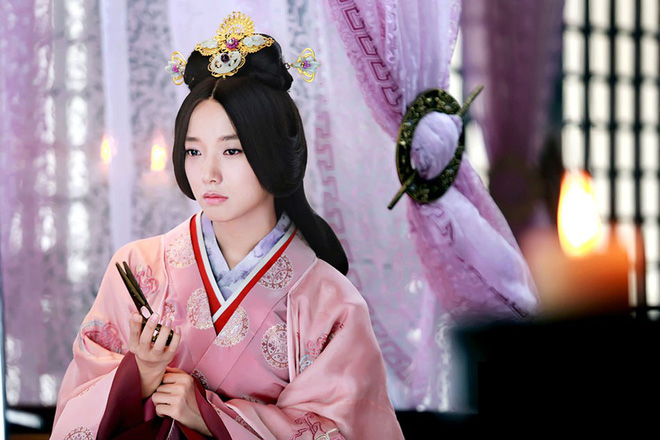 hoang hau ve tu phu xuat than la ca ky len ngoi hau vi bi ham hai khi chet duoc an tang qua loa noi ve duong