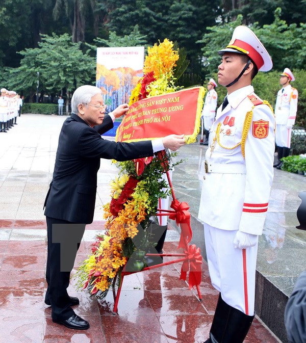 lanh dao dang nha nuoc dat hoa tuong niem tai tuong dai lenin