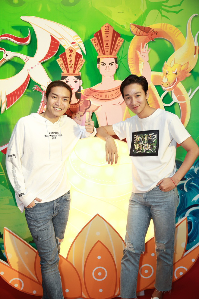 bat chap vay ao long lay me con truong quynh anh van om nhau ngoi bet