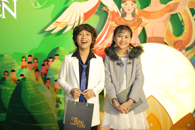 bat chap vay ao long lay me con truong quynh anh van om nhau ngoi bet