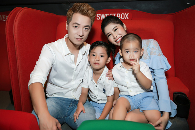 bat chap vay ao long lay me con truong quynh anh van om nhau ngoi bet