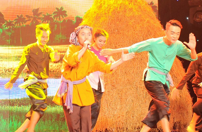 viet huong che gie u ngoa i hi nh cu a quang le tren san khau thu tai sieu nhi