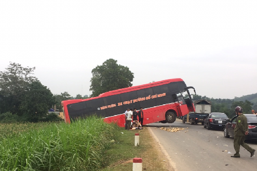 hoa binh bi xe khach tong truc dien 2 bo con tai xe xe tai bi thuong nang