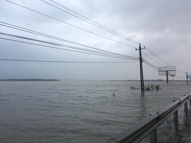 clip nguoi dan quang nam lieu minh chay xe qua quoc lo 1a mac cho nuoc lu dang cao nhan chim ca doan duong