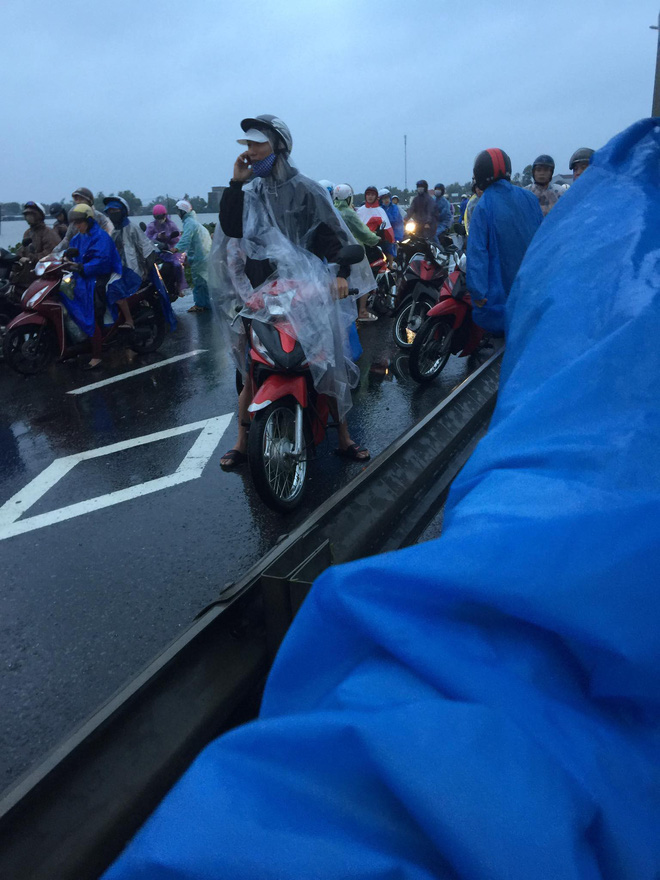 clip nguoi dan quang nam lieu minh chay xe qua quoc lo 1a mac cho nuoc lu dang cao nhan chim ca doan duong