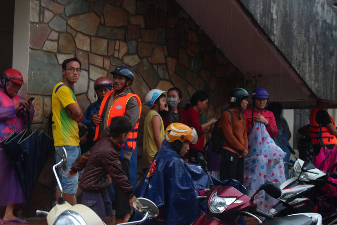 truy tim nhom thanh nien tung tin vo dap thuy dien song tranh 2 khien nguoi dan chay len nui an nap