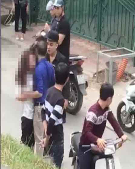 ha noi bat gap ban gai di nha nghi voi nguoi tinh nam thanh nien tum toc keo le ra giua duong danh da man