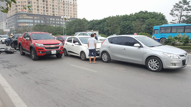 ha noi sau tai nan lien hoan giua 5 o to va xe may mot nam thanh nien bi hat vang vao le duong