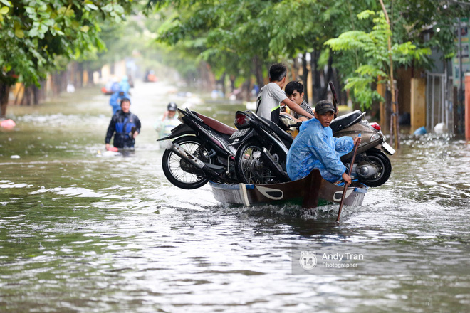 san khau hoa hau van ruc ro den o noi nguoi dan ngap trong bao lu khi cai dep tro thanh thu vo cam truoc noi dau