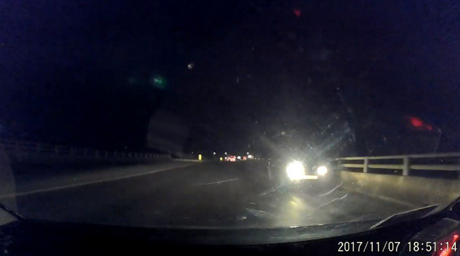 clip xe hoi than nhien di nguoc chieu tren duong cao toc ha noi thai nguyen