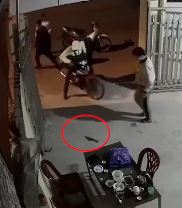 nam thanh nien mang dao bau vao quan net bat nat game thu bi danh sap mat