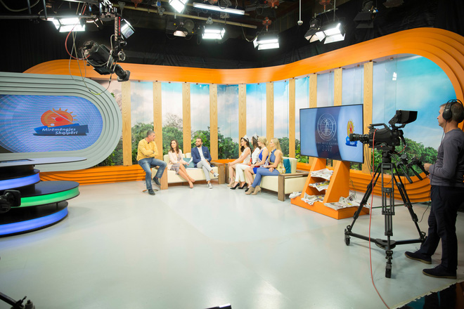 vua dang quang khanh ngan da khoe nhan sac ruc ro ben dan a hau miss globe