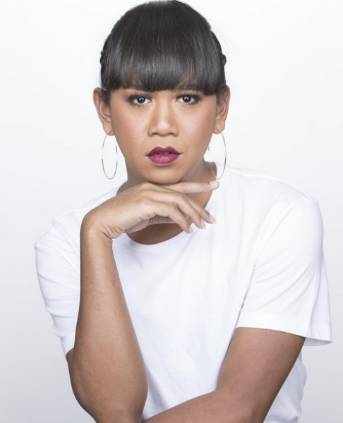 noi tieng anh sieu dang yeu lai xuat hien cung dan trai tay dep ngay ngat nu mc hot nhat facebook nay la ai