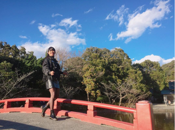 noi tieng anh sieu dang yeu lai xuat hien cung dan trai tay dep ngay ngat nu mc hot nhat facebook nay la ai