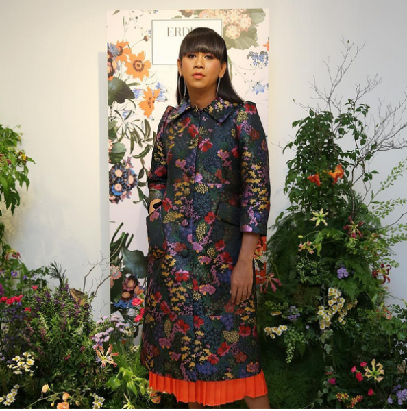 noi tieng anh sieu dang yeu lai xuat hien cung dan trai tay dep ngay ngat nu mc hot nhat facebook nay la ai