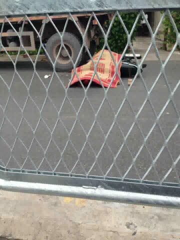 quang ninh nam thanh nien tu dam vao duoi xe tai nga ra duong nguoi dan can than mang chieu ra dap du van song